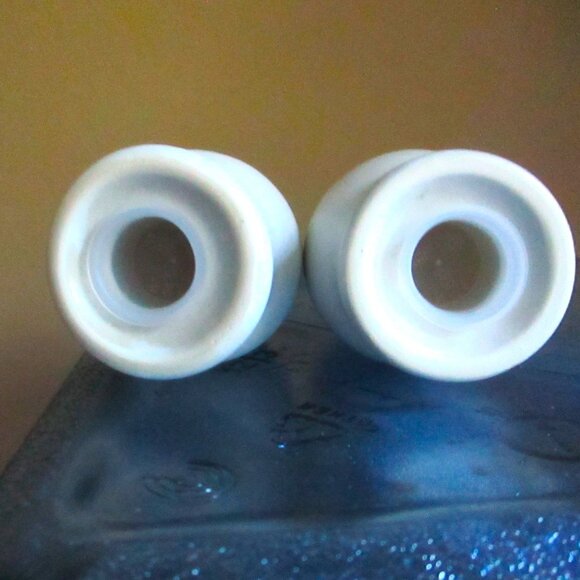 Pfaltzgraff Yorktown Salt & Pepper Shakers W/Stoppers Vintage NWT Original Box - Picture 3 of 5